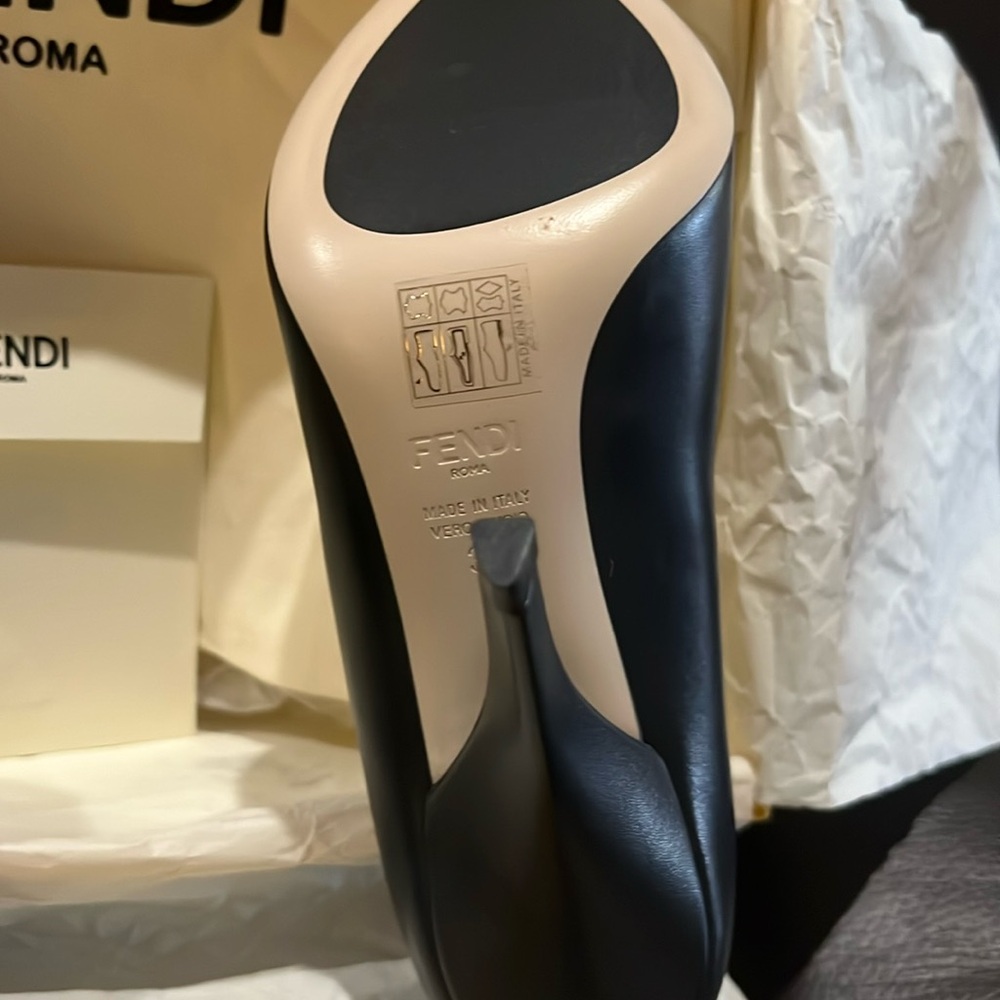 New Fendi nude black pumps 37